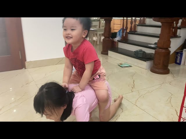 Baby with sister playing cưỡi ngựa