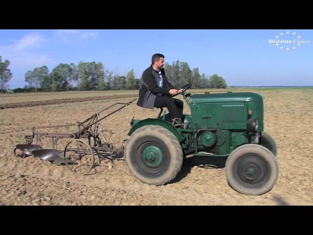 Pflügen mit historischen Traktoren in Axien 3-6 plowing with historic tractor