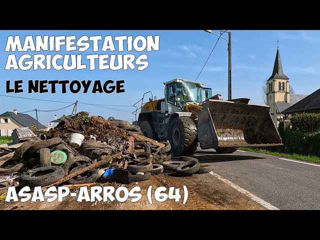Nettoyage après manifestation d'agriculteurs à Asasp-Arros (64) RN 134