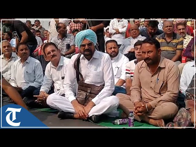 Bathinda: Punjabi singer Sidhu Moosewala’s father Balkaur Singh joins traders' protest