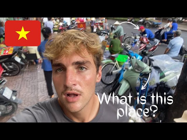 I got lost in the CRAZIEST place  in Vietnam (Saigon) 🇻🇳
