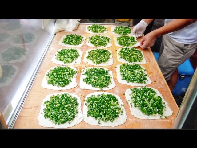 3 Different Ways To Make Scallion Pancakes / 怕蔥的不要看～這蔥量太誇張！3間不同的現做蔥餅製程！- Taiwanese Street Food