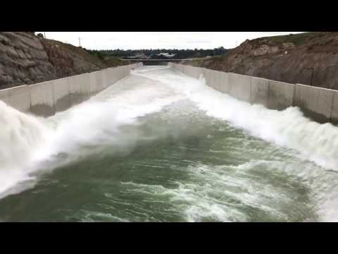 Folsom Dam Auxiliary Spillway gate test (1/4x speed)