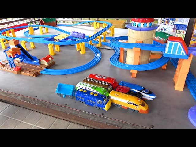 Chuggington Plarail☆Spiral Tower & Turntable Course With friends