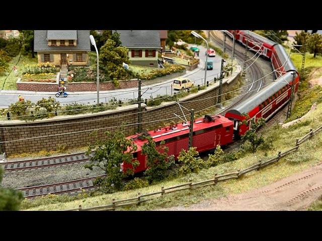Extrem detailreiche Spur H0 Modelleisbahn Anlage mit viel Zugverkehr   Modellbahn Maßstab 1/87