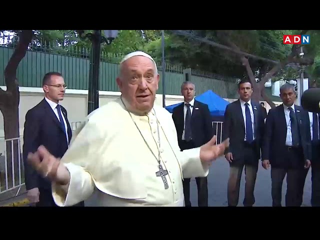 Papa Francisco rompió protocolo para saludar a periodistas