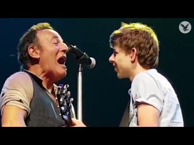 Bruce Springsteen brings young fan up onstage to perform 'Growin' Up' with him