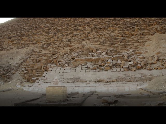 Hinter der ersten "echten" Pyramide, der "Roten Pyramide" in Dashur 2019. Pyramidion nicht Original.