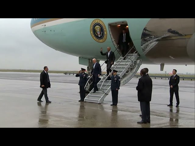 VIDEO | President Biden and Former President Obama arrive in New York for a campaign fundraiser