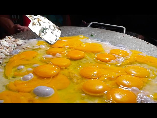 Indian Street Food - The BIGGEST Scrambled Egg Ever!