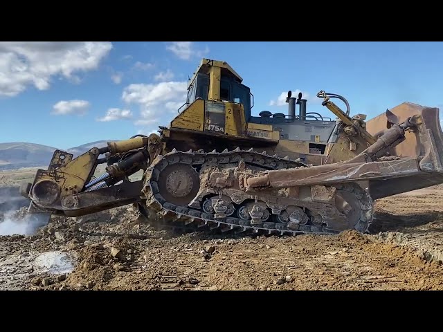 Huge Komatsu D475 Bulldozer Ripping Hard Rock For 1 Hour - Mega Machines Movies