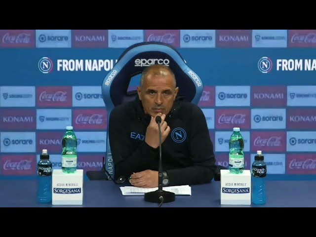 Calzona in conferenza stampa 🎙️ Attacca la squadra prima di Napoli-Roma!