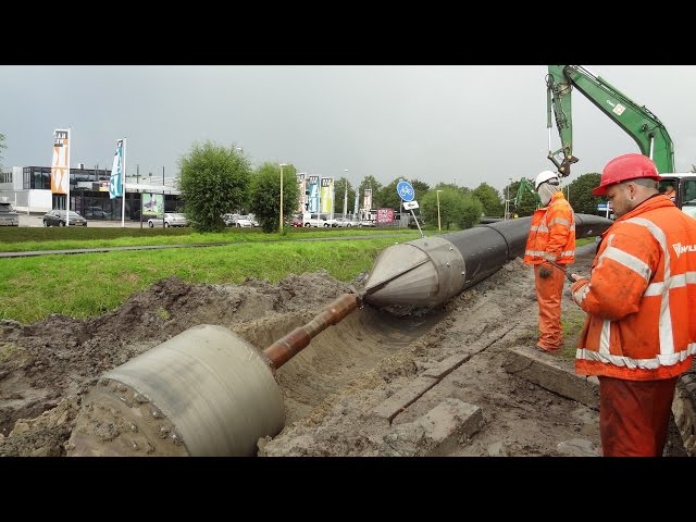 Pulling in a main sewer pipe ~ rioolbuis trekken