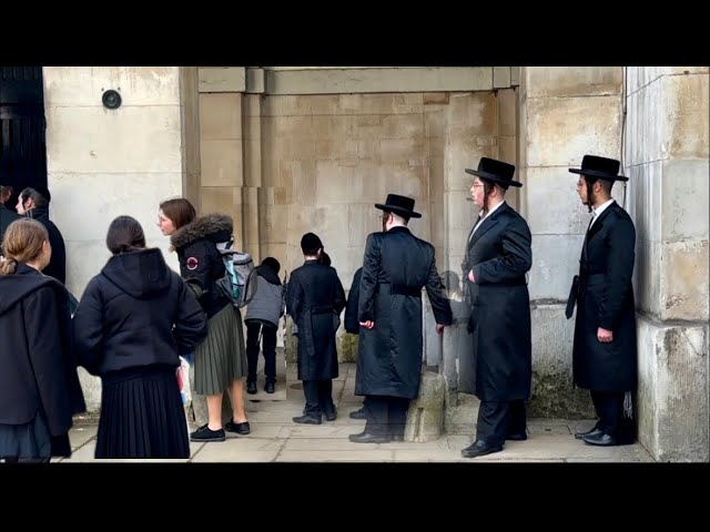 King’s Guard WARNS them twice, Disrespectful & OUTRAGEOUS STUPIDITY when they visit at horse guards