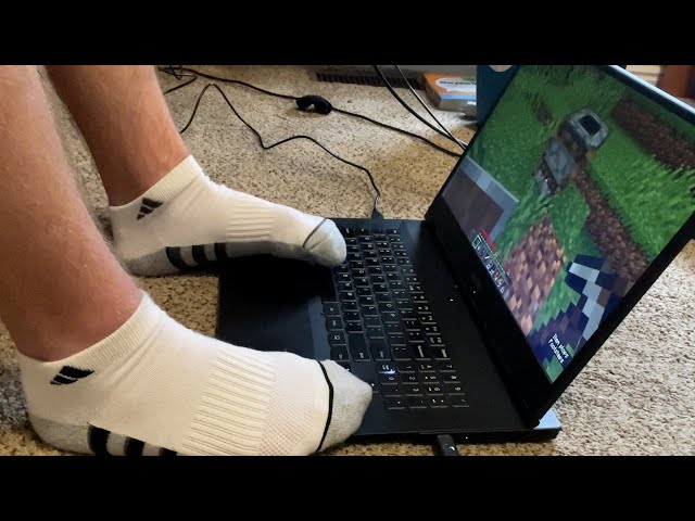 Beating Hardcore Minecraft with my Feet