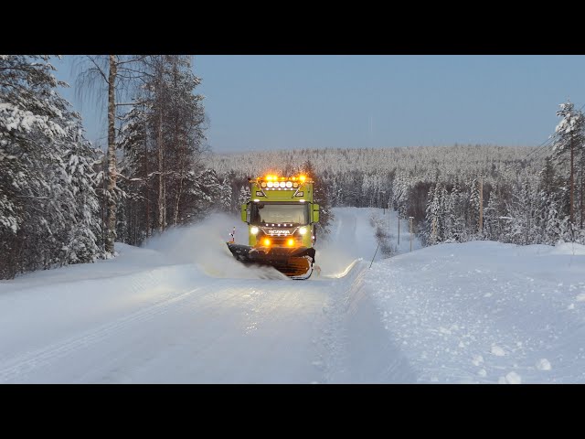 Scania R590 V8 a Swedish plow truck in work a perfect winter day 2023 (4K)