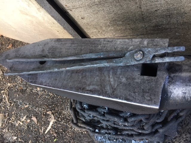 Blacksmithing: Forging flat bit tongs for blade stock