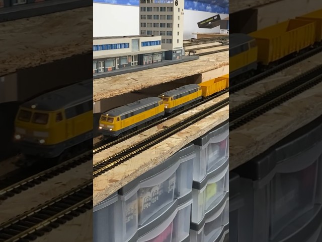 BR218 Doppeltraktion mit 12 gelben Hochbordwagen #hobby #h0 #modelleisenbahn #fun
