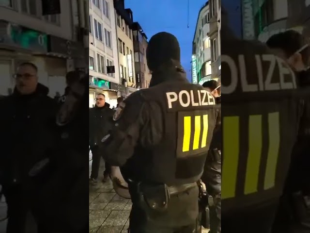 Koblenz 22.01.2022 Polizeiwillkür gegen friedliche Bürger.Tausende friedliche Bürger auf der Straße.
