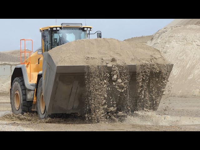 Volvo L220H and Volvo L260H loading Transport Vessel with Sand | New and old wheel loader