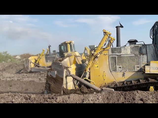 Komatsu D275 Bulldozers In Action