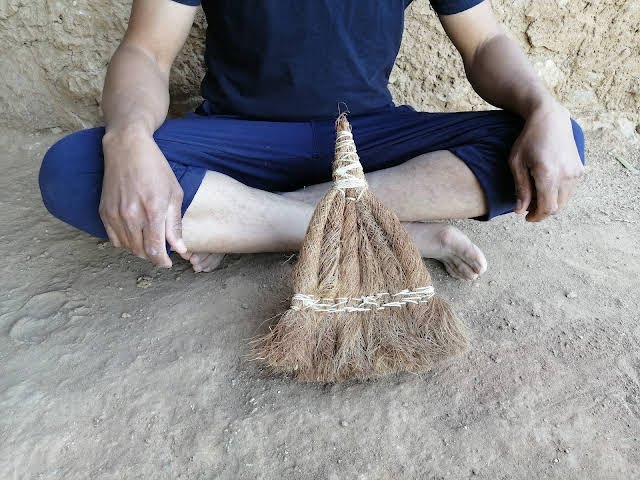 Primitive Technology: Making a Unique Broom from Palm Fibers and Yucca Rope