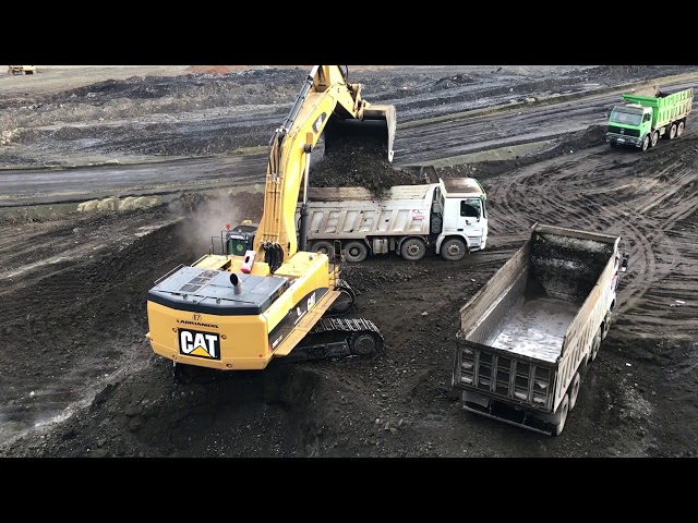 Caterpillar 385C Excavator Loading Non Stop For 32 Minutes