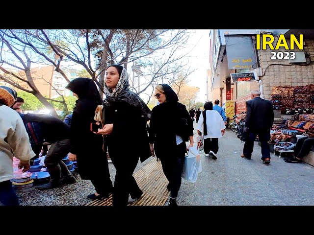 1000 Iranian women in the streets of the city
