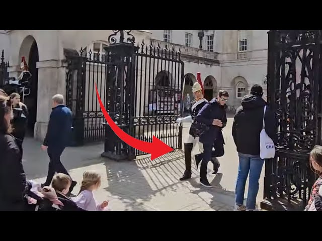 King’s Guard Shouts At RUDE Tourist Who Moves At The Last Second! Watch His Reaction 😳