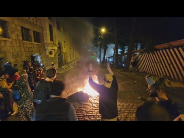 Georgia, proteste a Tbilisi: manifestanti allontanati con i cannoni ad acqua
