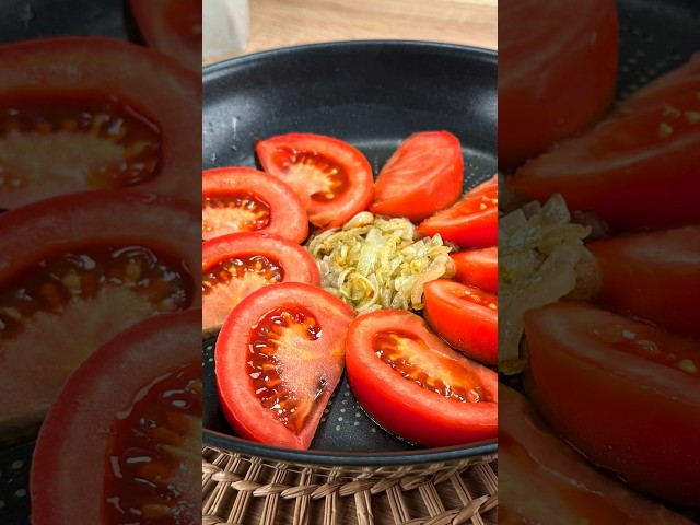 Do you have a tomato and an onion? A delicious breakfast in just a few minutes! #recipe #tomatoes