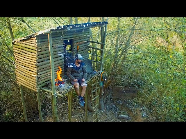 BUSHCRAFT FISHING HOUSE - Complete construction of a shelter to survive in a HIGH FLOOD RISK ZONE!