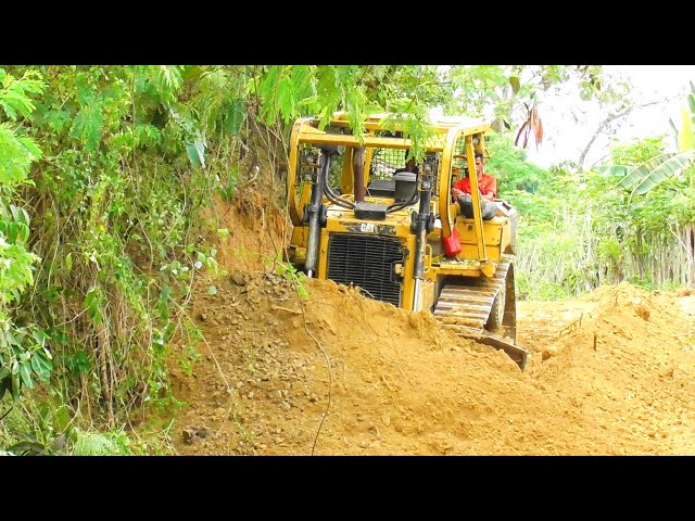 How to Make Roads Smooth and Durable on Plantations || Bulldozer D6R XL