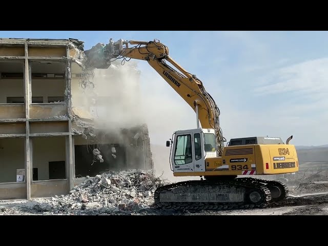 Liebherr 934 Excavator With Hydraulic Pulverizer Demolishes Building - Sotiriadis/Labrianidis
