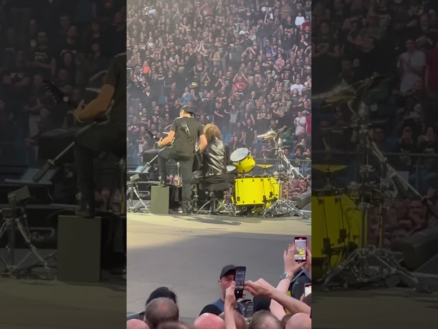 Metallica Lars and Kirk switching instruments Live Hamburg 2023 James: ‘Oh no not again!’ 😄🤘
