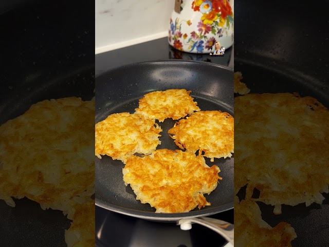 🥔🇧🇾 Authentic Belarusian draniki recipe 🍳🥔. Crispy potato pancakes enjoyment!