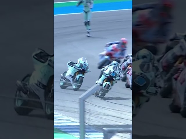 Was für ein Close-Call! 😳 Die Highlights u.v.m. bei ServusTV On! #shorts #ServusMotoGP #MotoGP #ae11