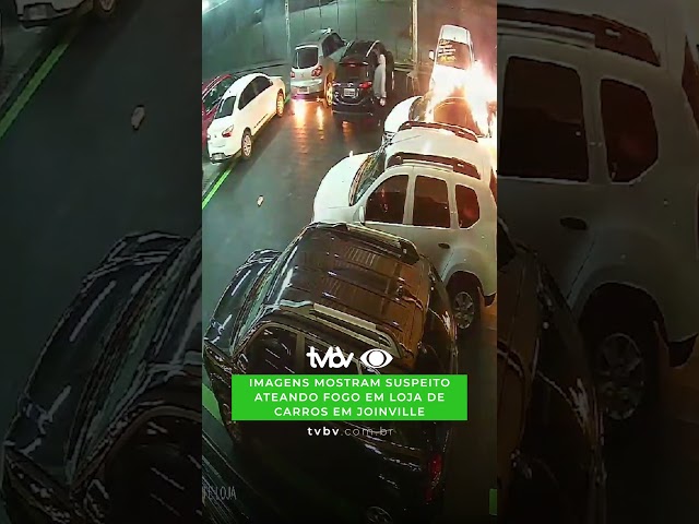 Imagens mostram suspeito ateando fogo em loja de carros em Joinville