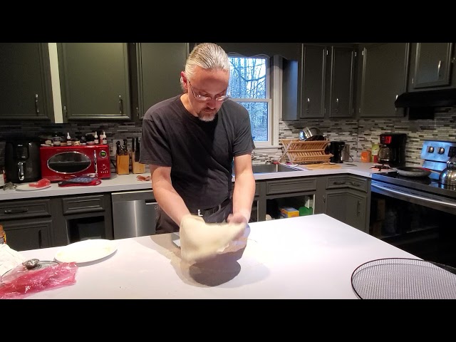 How to spread a pizza dough by hand