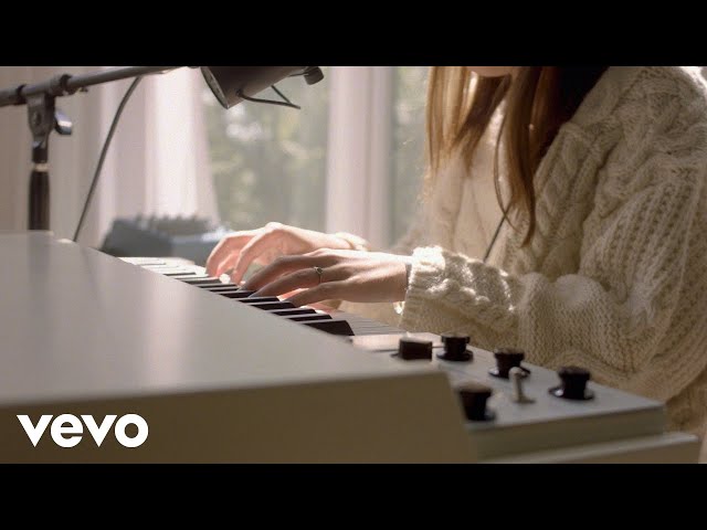 Sasha Alex Sloan - Lie (Acoustic Video)