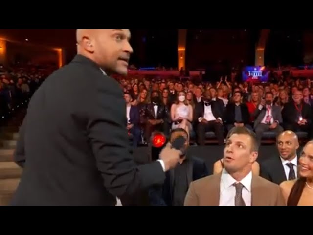 Gronk sings with Keegan-Michael Key at the NFL Honors