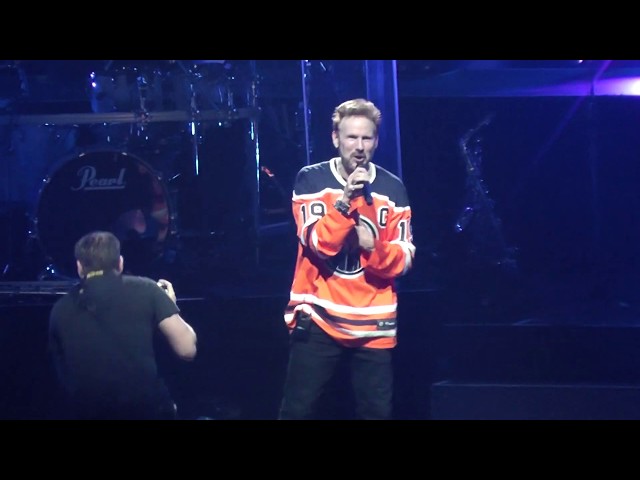 COREY HART closes with A capella snippet & puts on Edmonton Oilers jersey