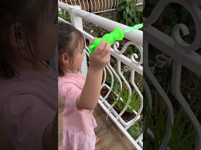play water bubbles