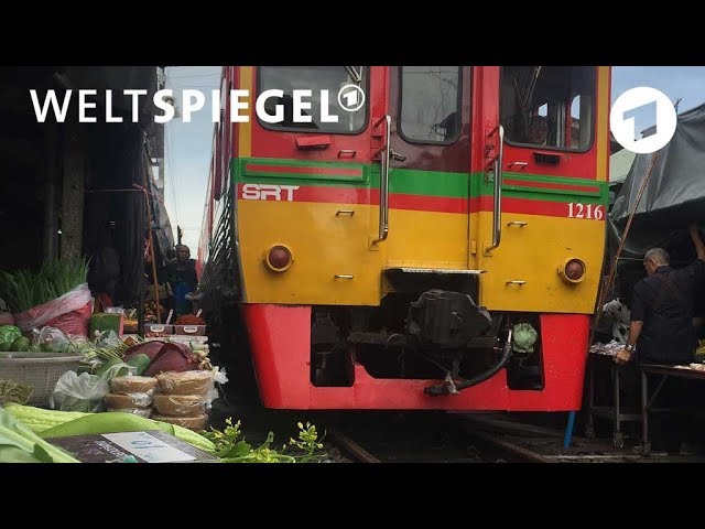 Ein Zug mitten durch den Markt