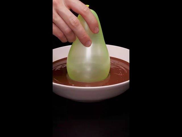 Schokoladenkörbchen mit einem Ballon