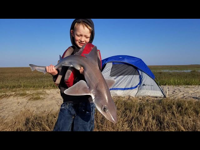 Camping on Abandoned Island - Fishing Crabbing & Coastal Foraging (Catch Cook Camp)