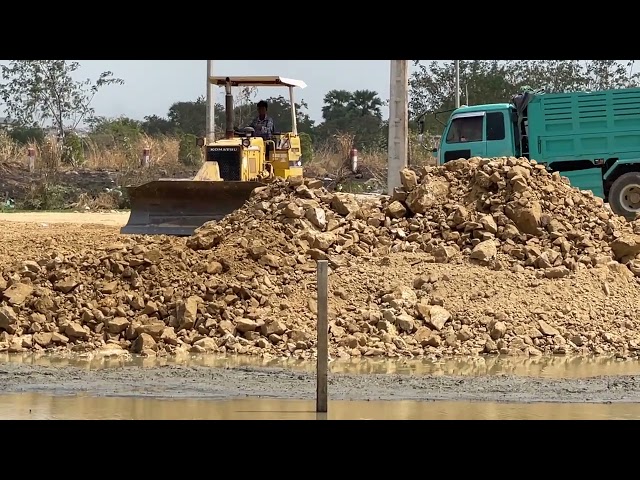 Komatsu Bulldozer Pushing Topsoil18