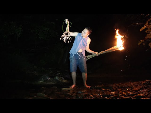 PRIMITIVE SKILLS: How to use Bamboo Torches to find food in the dark - Ep.145