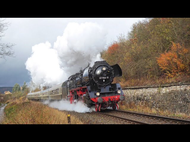 41 1144-9 zieht den Werra-Rennsteig-Express durch Thüringen am 07.11.2021.