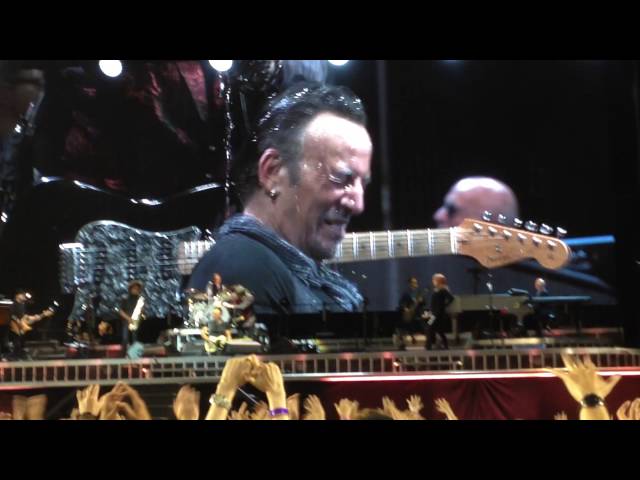 Bruce Springsteen Ullevi 2016 - "Shout!" Little Steve drains Springsteen with  water!